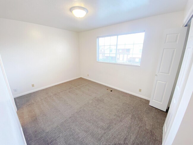 Building Photo - 707 600 W