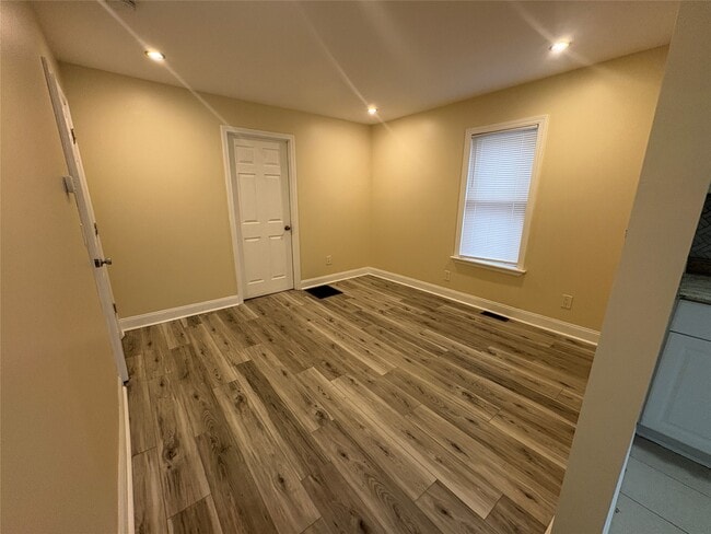 Building Photo - 24 Baxter St