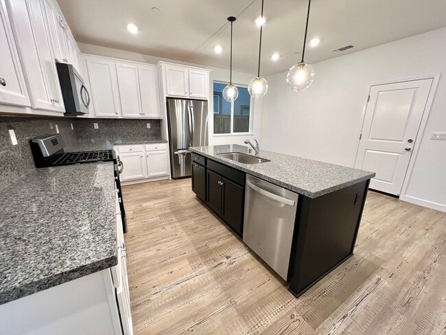 Building Photo - GORGEOUS 4 BED/3BATH IN BRENTWOOD SAVE $10...