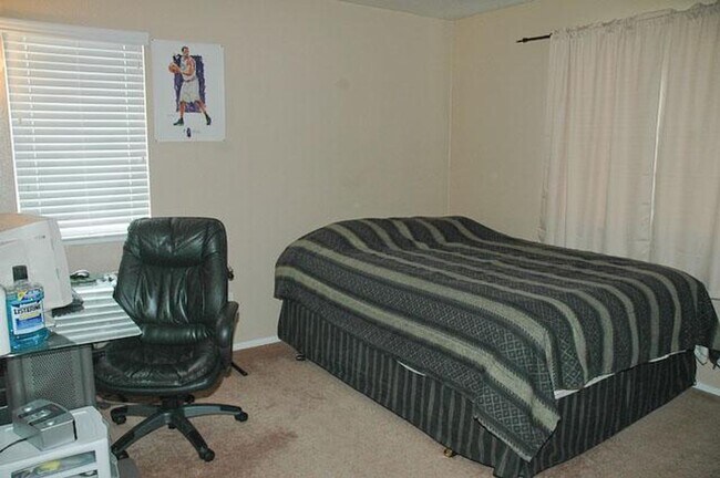 Building Photo - Charming 4-Bedroom, 2.5-Bathroom Two-Story...