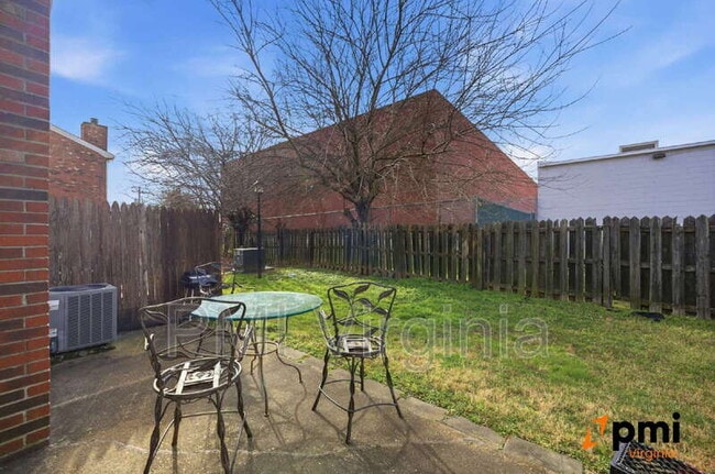 Building Photo - 1957 Darnell Dr