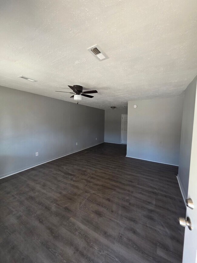 Building Photo - 737 St Nicholas Dr