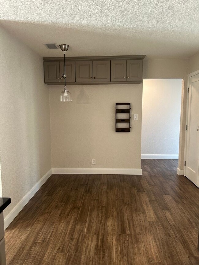 Building Photo - Updated Home
