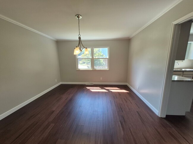 Building Photo - Large 2 story home!!