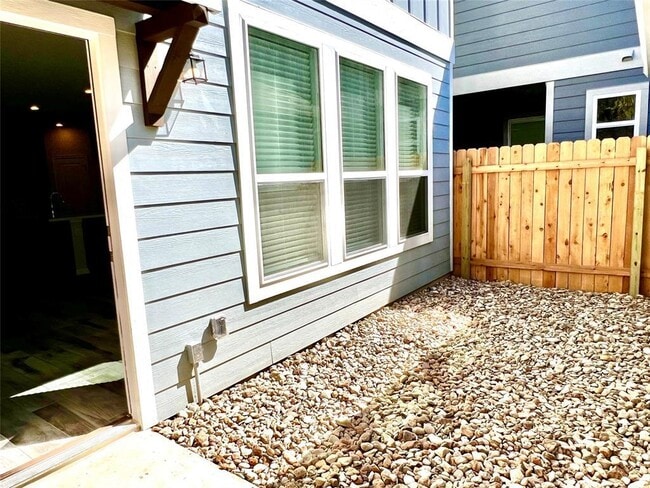 Building Photo - 309 Toddy Wy