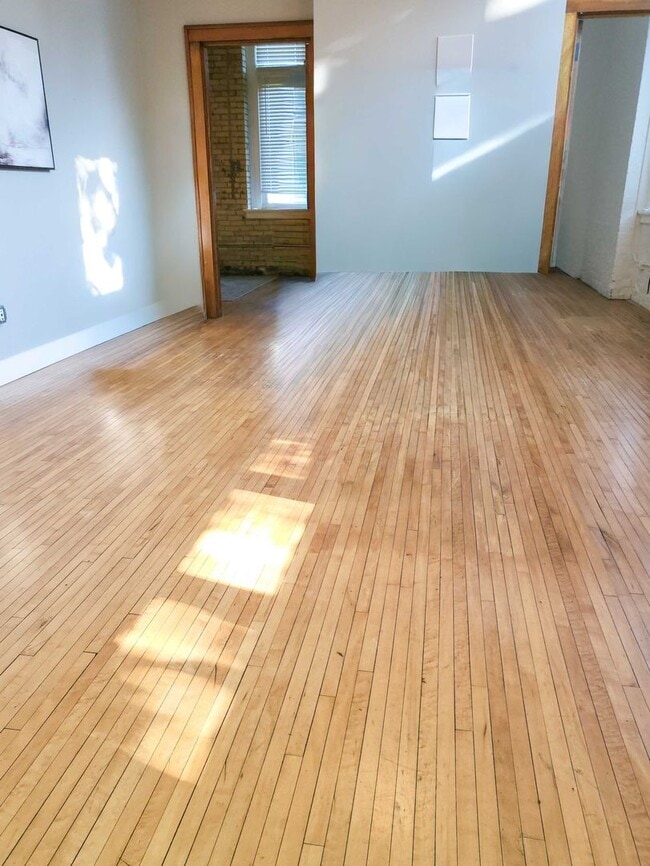 Building Photo - 2 bed/ 1 bath corner condo