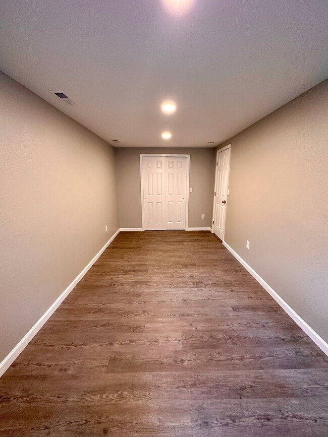 Building Photo - Charming 2-Bedroom Basement Unit with Private Yard – Flat-Rate Utilities!