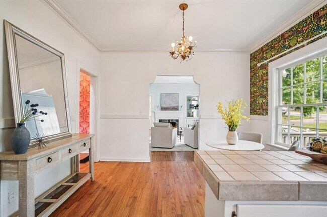 Building Photo - 615 Sycamore Dr