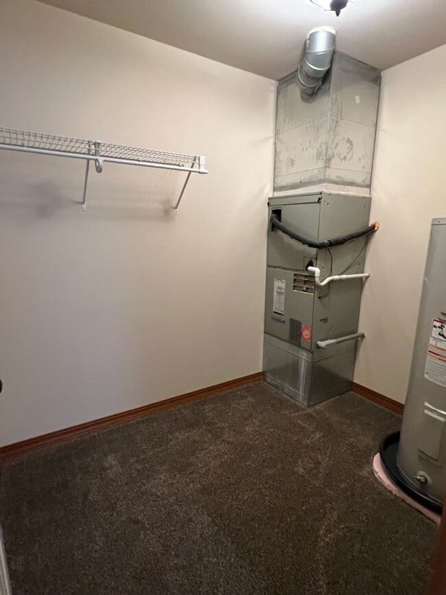 Building Photo - 3 bed/2.5 bath townhome! Double garage, a/...