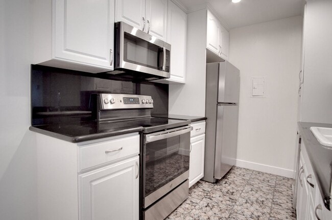 Building Photo - 5460 White Oak Ave