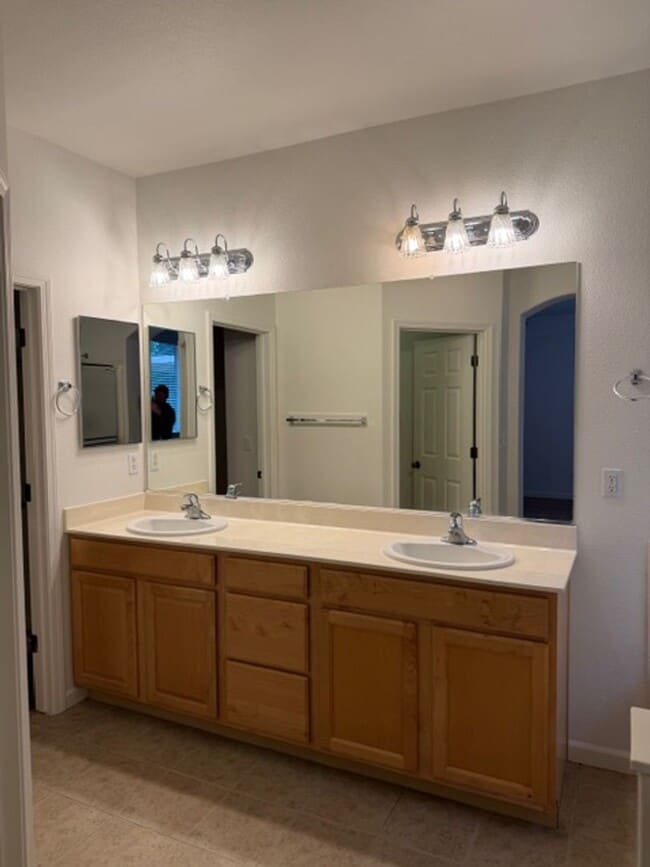 Building Photo - 4 Bed/ 3 Bath House