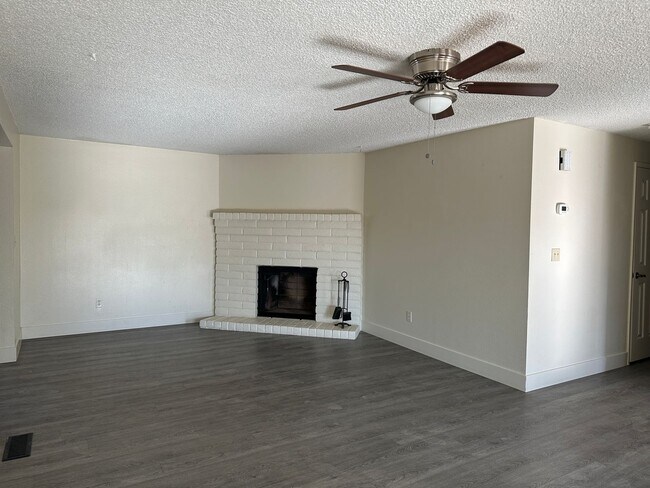 Building Photo - 25 E Janere Ct