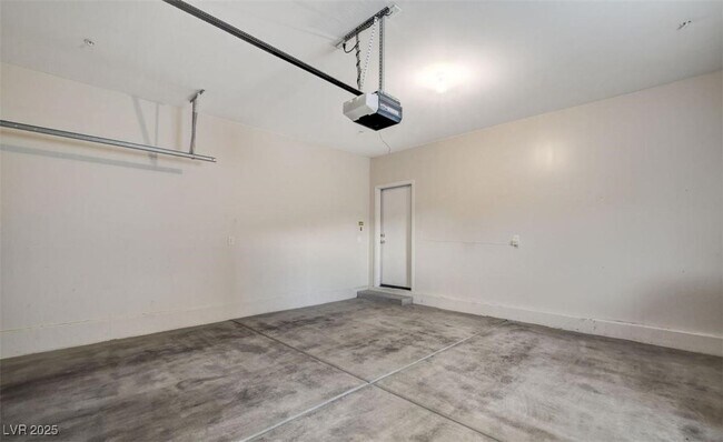 Building Photo - 6868 Sky Pointe Dr