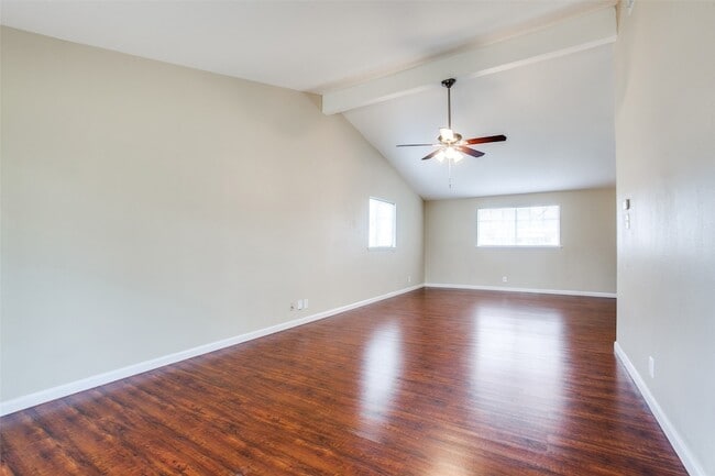 Building Photo - 811 Brentwood Ln