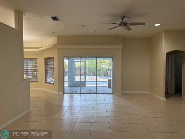 Building Photo - 1270 SW Aragon Ave