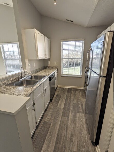 Schooner kitchen - Spinnaker Cove Apartments