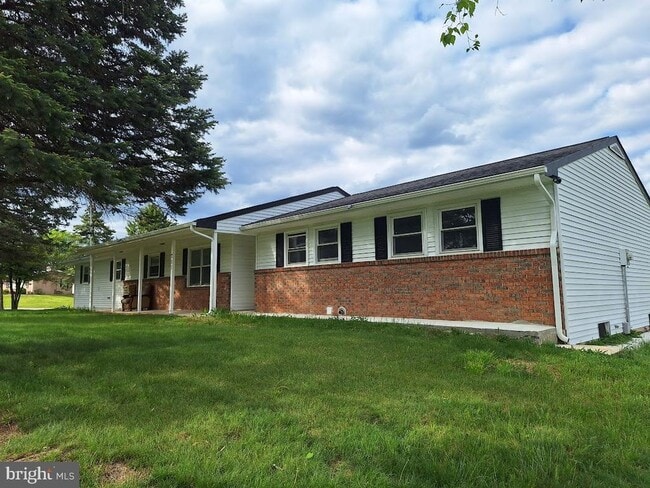 Building Photo - 711 Longs Gap Rd