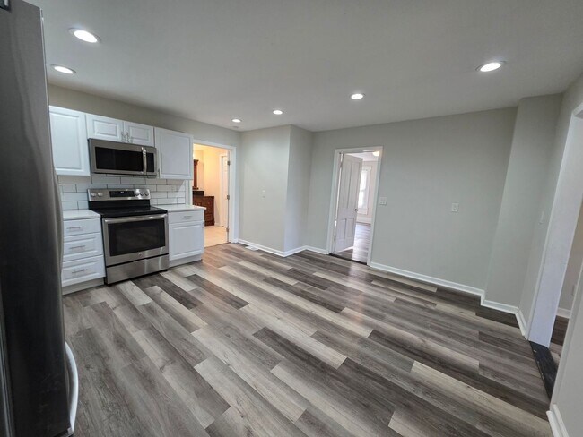 Building Photo - 3BR/2BA Home with Detached Garage & Large Yard