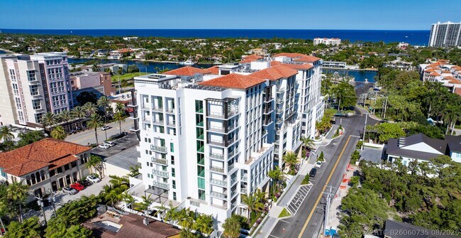 Building Photo - 485 E Royal Palm Rd