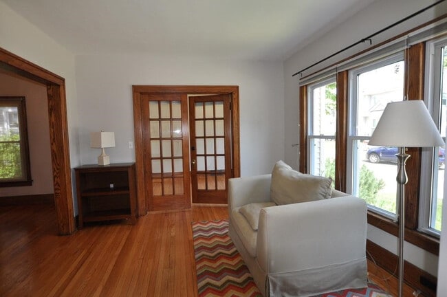 Building Photo - 921 Sylvan Ave