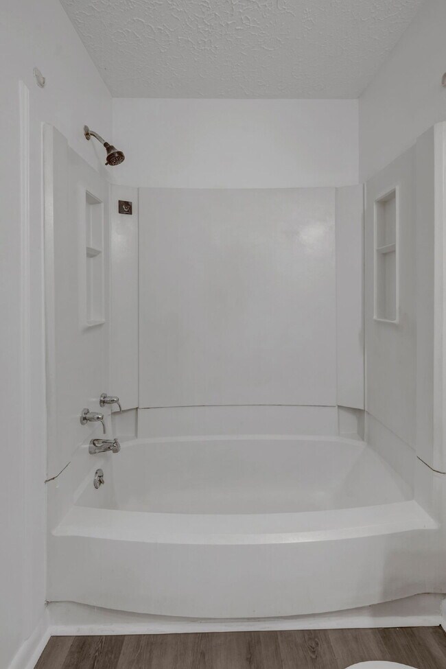 Building Photo - Furnished, remodeled 2BR near Nashville hospitals, all utilities and WiFi included, updated kitch...