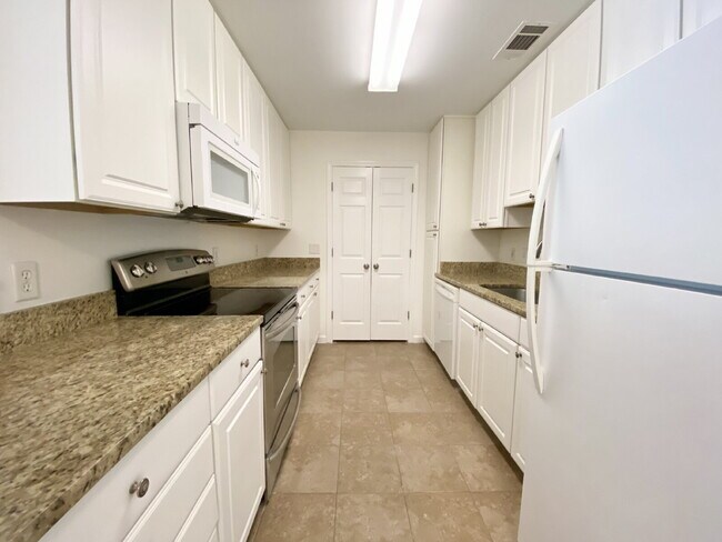 Building Photo - Spacious Three Bedroom Condo Located at Th...