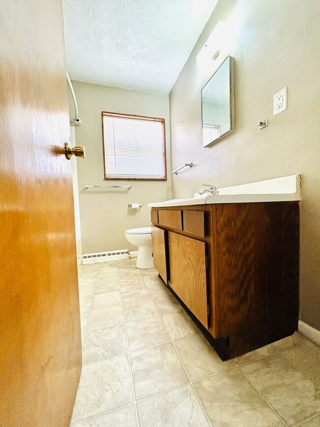 Building Photo - Spacious Home, Great Location