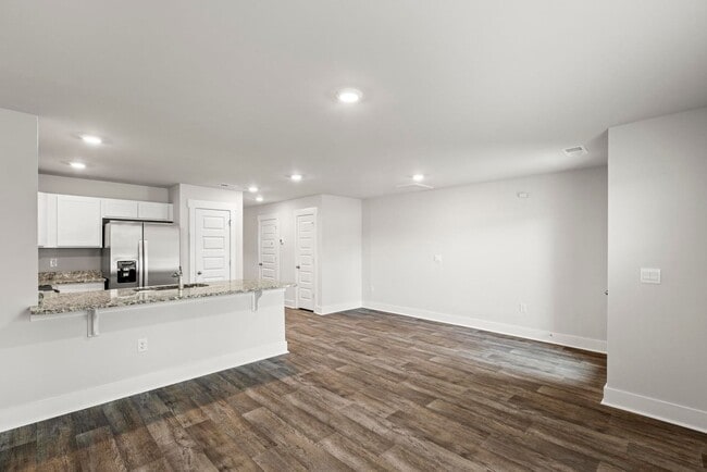 Building Photo - Brand New Town Home close to the beach!