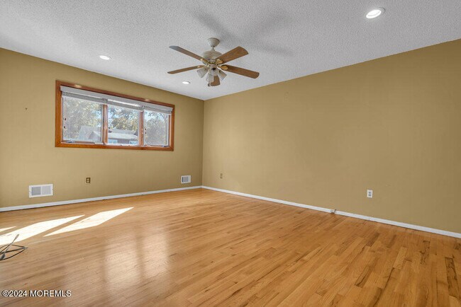 Building Photo - 691 Sussex Ct