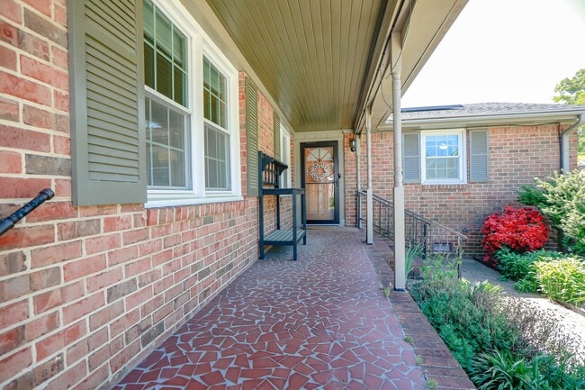 Building Photo - Charming 2BR in Historic Home – Bright, Sp...