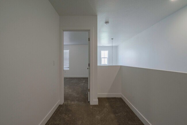 Building Photo - Well Maintained, 3 Bedroom and 2.5 Bathroom Townhome in Desert Color! Internet Included!