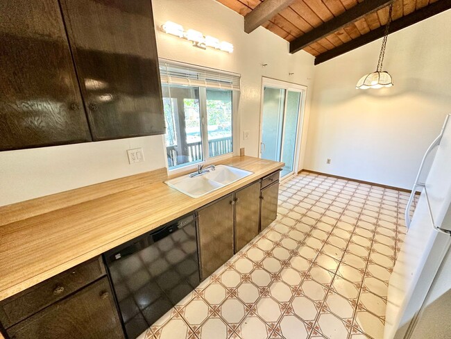 Building Photo - 2nd Floor 2 Bedroom Condo in Gated Communi...