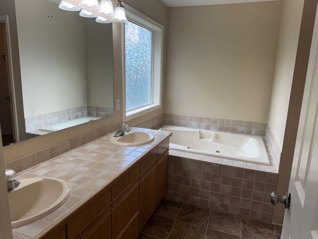 Building Photo - GREAT HOME IN CASCADE PARK. 3 bedrooms, 2 ...