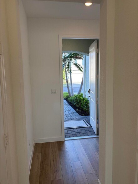 Building Photo - 4181 Lagoon Shore Dr