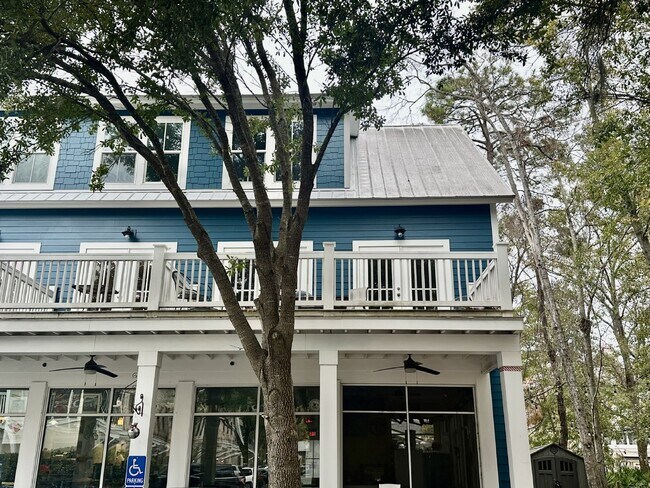 Building Photo - Two Bedroom Apartment in the Heart of Bluffton's Promenade!