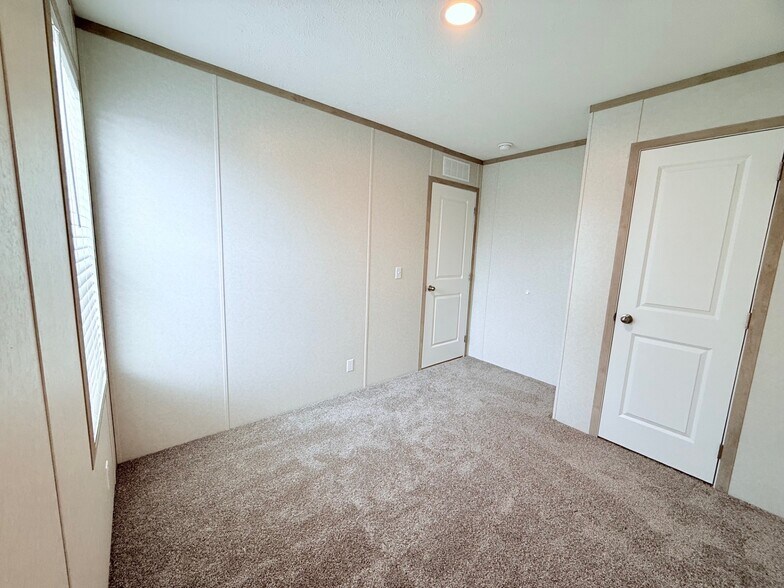 Building Photo - 52758 S Yorktown Ct