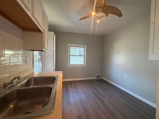 Building Photo - 13817 Bartlett Ave