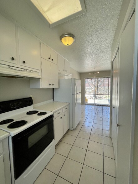 Building Photo - 8631 Mettler Dr