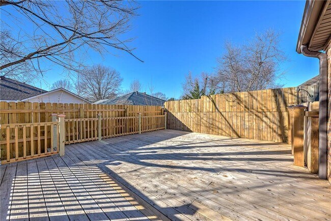 Building Photo - 103 NE Chicory Ln