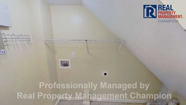 Building Photo - Charming 4 BD/2.5 BA with Wrap Around Porc...