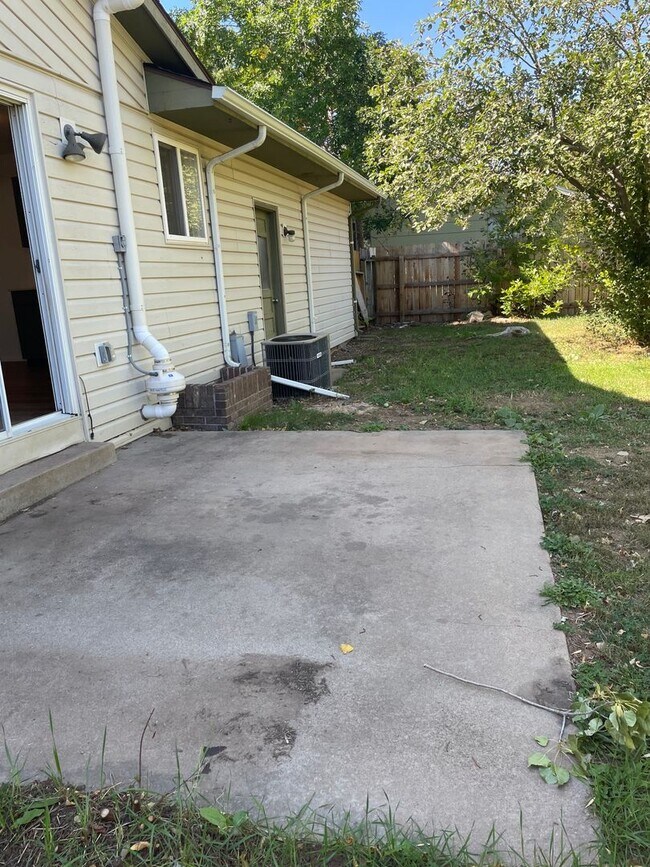 Building Photo - 2143 Ryeland Ln