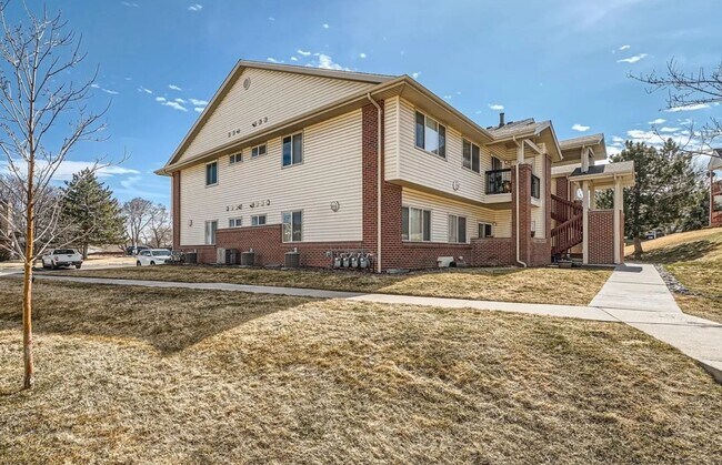 Building Photo - Updated 2 bedroom, 2 bath condo - Available now!