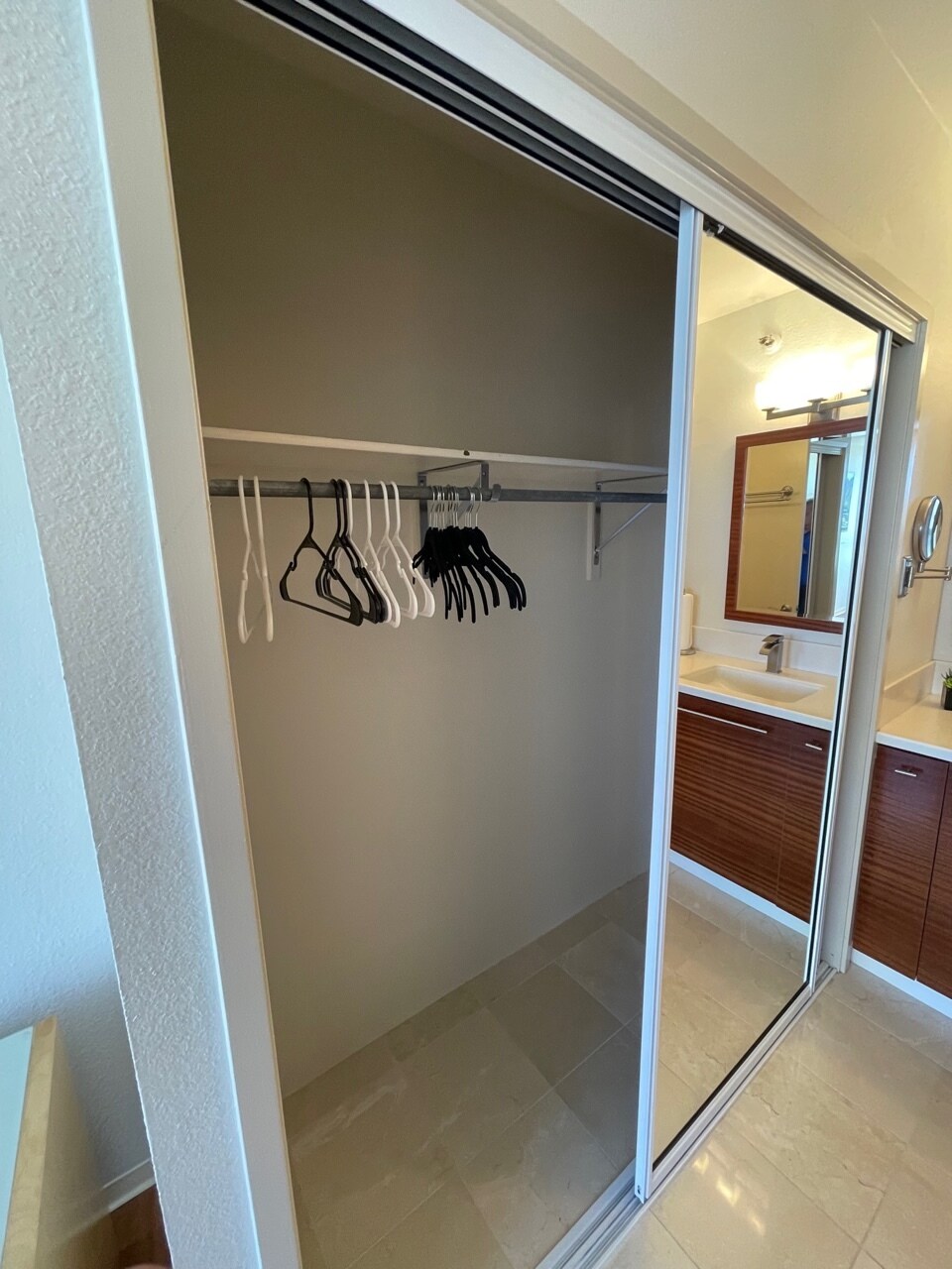 Building Photo - 2499 Kapiolani Blvd