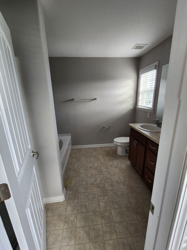 Building Photo - 104 Sonata Cir