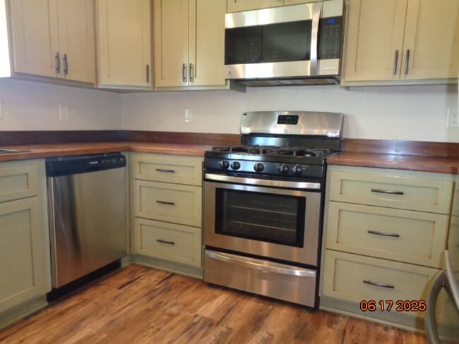 Building Photo - Immaculate Custom 1 Story on Shared 2.5 acres