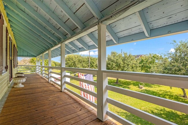 Building Photo - 813 Nelson Ave