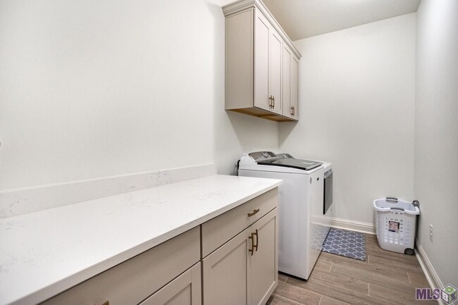 Building Photo - Fully Furnished!  5 bedroom, 3 bath home i...