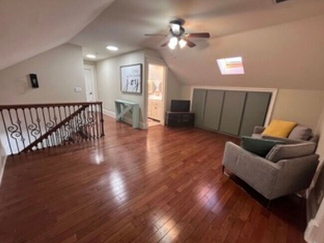 Building Photo - Beautiful, 6 Bedroom Home! 6 or 18 Month Lease!