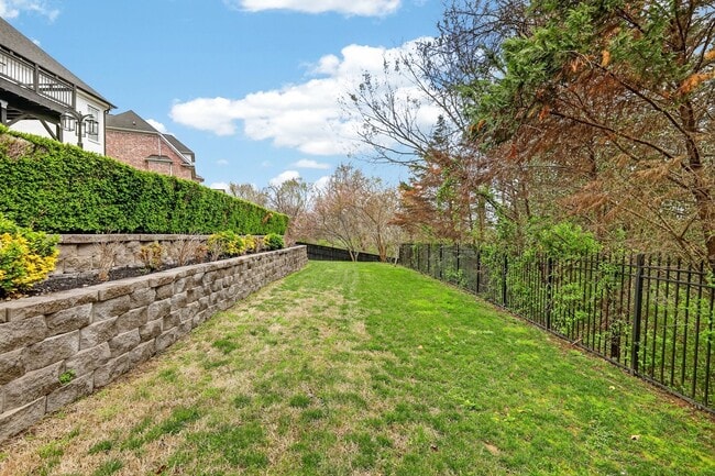 Building Photo - Beautiful 6BR Executive Brentwood Home with Pool