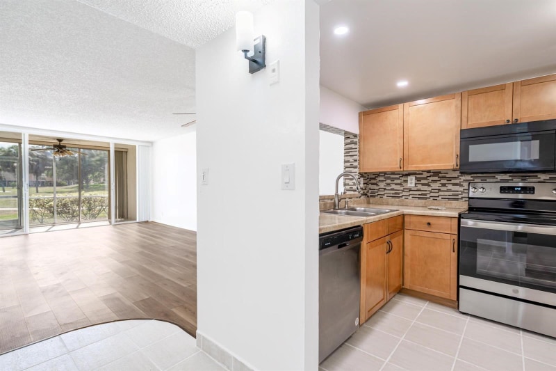 Building Photo - 1811 Sabal Palm Dr